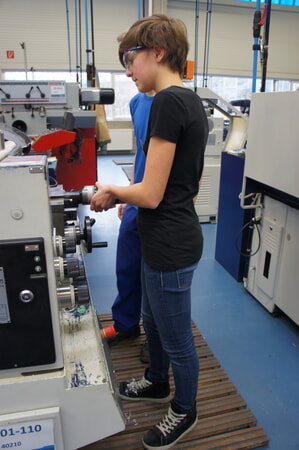 Foto: Jugendliche erhalten beim Firmensommer Einblicke in die unterschiedlichen Branchen, wie hier zum Beispiel in technische Berufe (Bild: Girls Day Akademie).