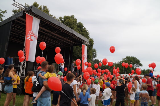 125 rote Luftballons für 125 Jahre Vereinsleben (Fotos: TVI)