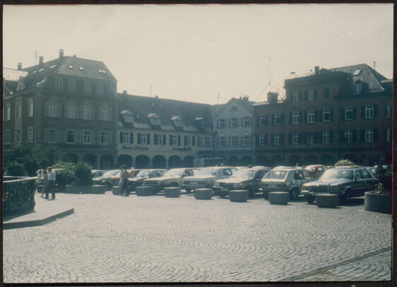 Parkende Autos auf dem gesamten Marktplatz. Heute nicht mehr vorstellbar.