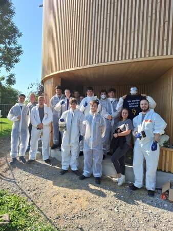 Süwag-Kommunalmanager Michael Meyle (2. von links) mit dem Süwag-Team beim Einsatz im Jugendtreff ReUSE S210 in Ingersheim Foto: Süwag Energie AG