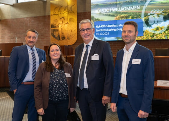 Foto: Dr. Gerd Meier zu Köcker (Geschäftsstellenleitung VDI VDE Innovation + Technik GmbH), Nadine Kaiser (WiRO - Wirtschaftsförderungsgesellschaft mbH Region Ostwürttemberg), Landrat Dietmar Allgaier und Oliver Reichert (von links; Landratsamt Ludwigsburg).