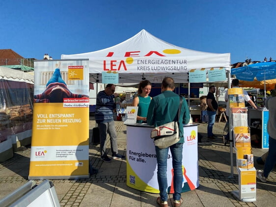 Im Rahmen der Klima.Länd.Tage konnten sich Bürger:innen am Infostand von der LEA beraten lassen. Bildquelle: LEA