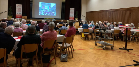 ...und beim Jubi-Trefff wird in Erinnerungen geschwelgt.