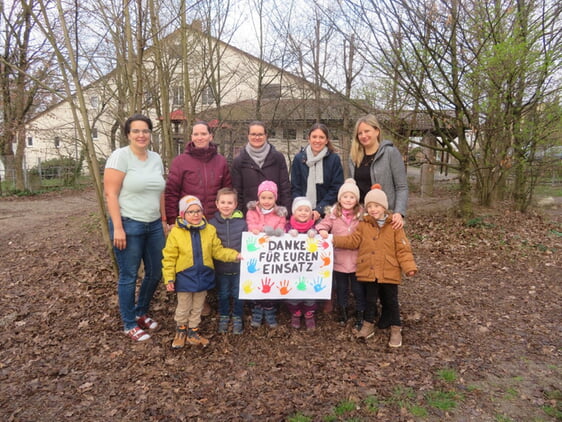 Die Kinder und Eltern auf dem Foto stehen stellvertretend für das Kinderhaus Mörike