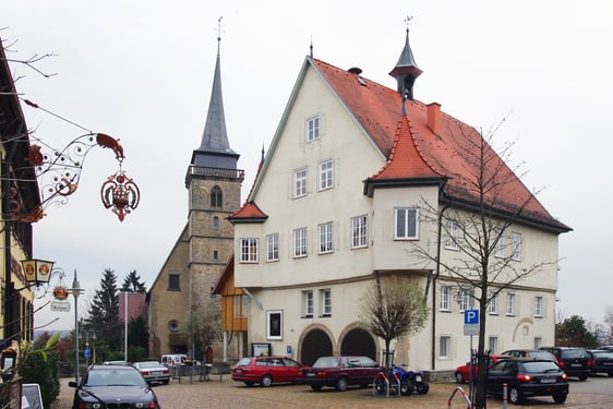 Hindenburgplatz Großingersheim: Martinskirche & Rathaus